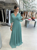 Vestido Amélie Plissé – Sofisticação em Movimento com Decote que Encanta